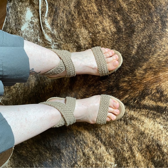 3/$15 size 10 Steve Madden ANKLE STRAPS. Platform wedge 5"heel, Woven, tan - Picture 7 of 16